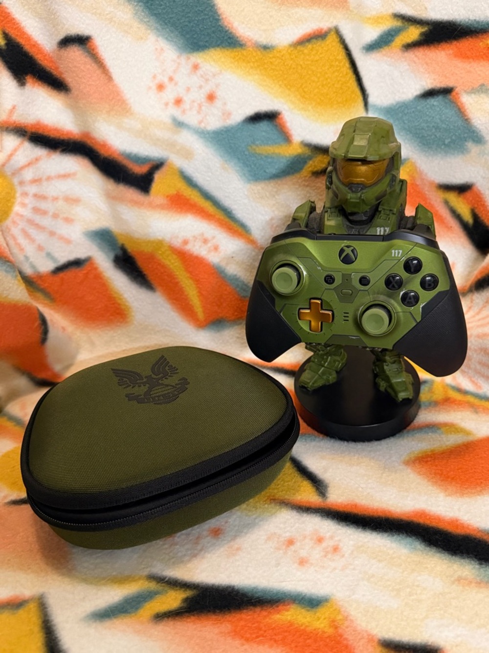 Halo Xbox Controller w/Carry Case & Master Chief controller holder